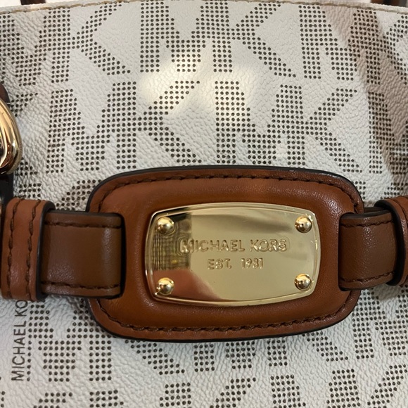 Micheal Kors purse! Like new!! - Picture 5 of 11